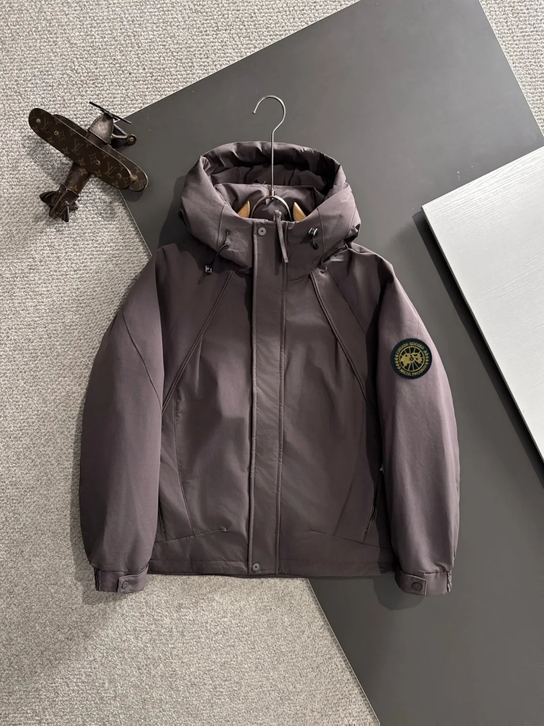 Two-day delivery time P960 Big Goose 🔥🔥 High-end customization 2025 winter official website's latest popular down jacket. Original custom-made hardware accessories for customers, all imported and original customization. Welcome to compare at the counter. Absolutely high quality. Use top-grade 90 white goose down. Super soft. Filled with fluffy and full feathers. Super heavy work. Fabric workmanship is excellent. The version is super perfect. Note⚠The fabric is super comfortable. Exclusive model. High-end quality. A must-have warm and protective artifact in winter. Size: M-3XL